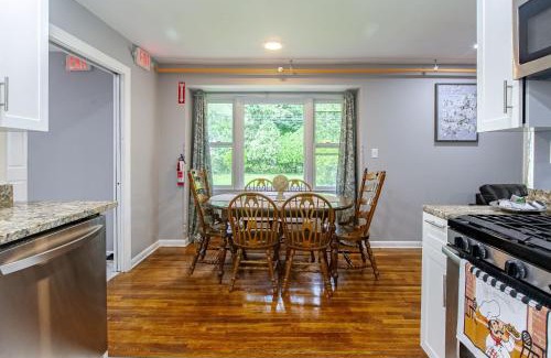 Newark House | Cozy Home 4BR Newark Stay with Yard