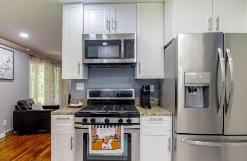 Newark House | Cozy Home 4BR Newark Stay with Yard