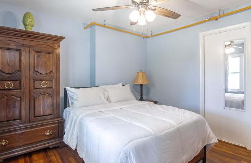 Newark House | Cozy Home 4BR Newark Stay with Yard