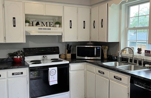 Auburn House | Cozy Home Away From Home! Right Outside of the City! Dog Friendly!