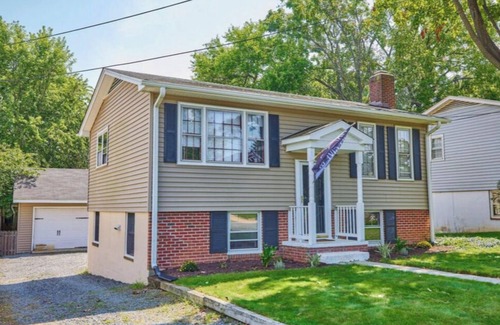 Leesburg House | Cozy home centrally located to historical old-town leesburg w/HotTub & Firepit!