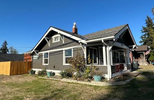 South Tacoma House | Cozy Home Conveniently Located with King Bed