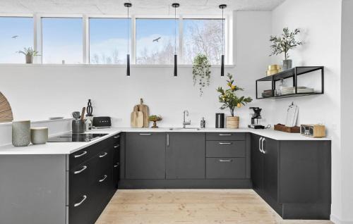 Oster Somarken House | Cozy Home In Aakirkeby With Wifi
