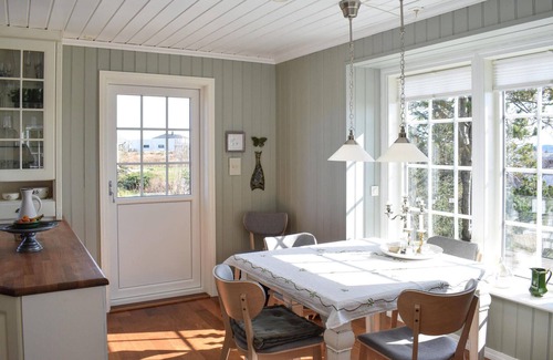 Austevoll House | Cozy home in Bakkasund with kitchen