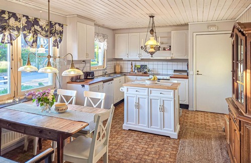 Blomstermala House | Cozy home in Bomstermåla with sauna
