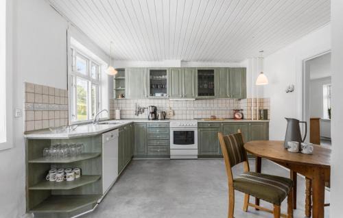 Brovst House | Cozy Home In Brovst With House Sea View