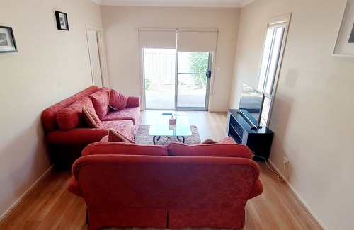 Tarneit House | Cozy Home in Central Location