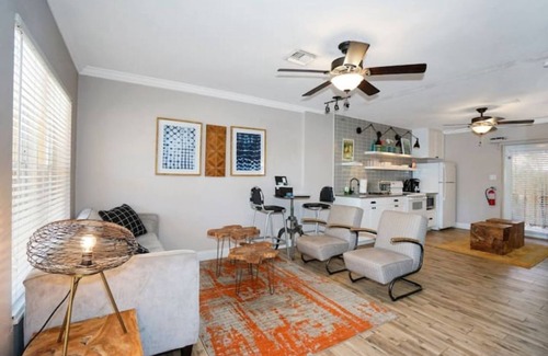 Poinsettia Heights House | Cozy home in duplex with garden and pool shared