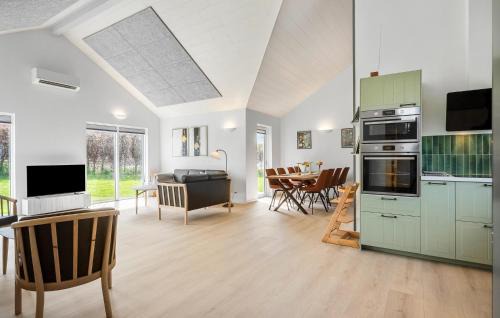 Frørup House | Cozy Home In Frørup With Jacuzzi