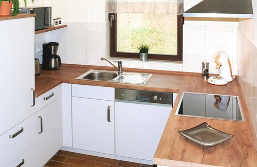 Gunderath House | Cozy home in Gunderath with WiFi