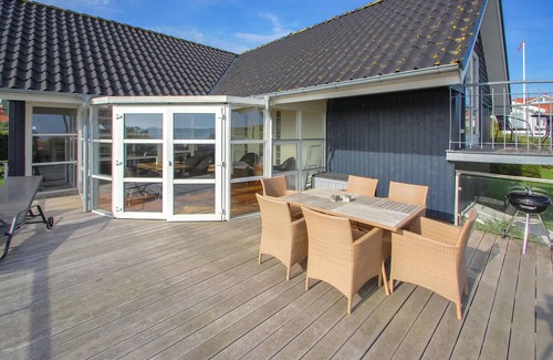 Hejlsminde Strand House | Cozy home in Hejls with house sea view