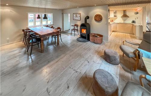 Hishult House | Cozy Home In Hishult With Kitchen