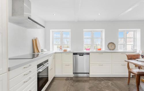 Ristinge House | Cozy Home In Humble With Wifi