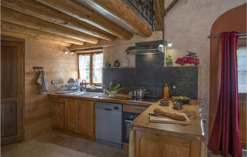Les Fosses House | Cozy Home In Les Fosses With Kitchen