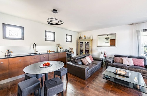 8th Arrondissement House | Cozy home in Marseille with WiFi