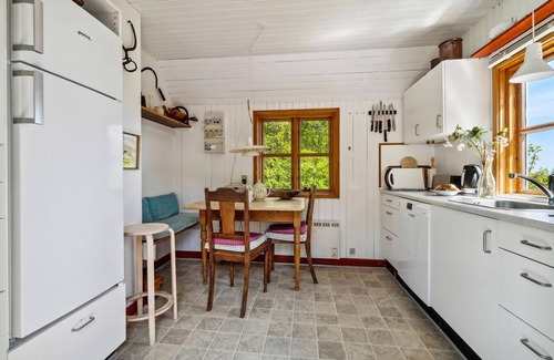 Bedegaard House | Cozy home in Nexø with kitchen