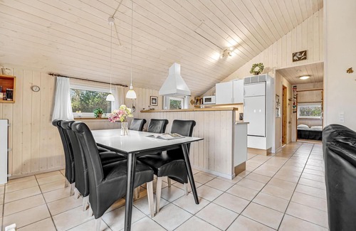 Jegum House | Cozy home in Oksbøl with kitchen