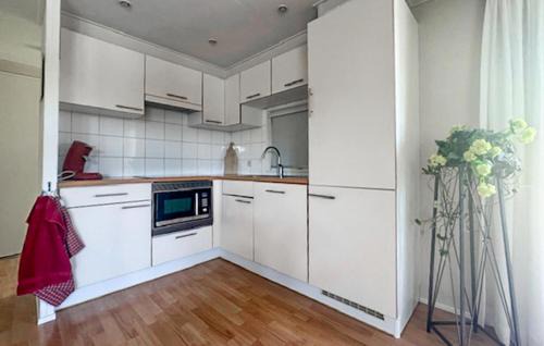 Oosterwolde House | Cozy Home In Oosterwolde With House Sea View