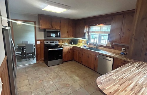 Burlington House | Cozy home in quiet cul-de-sac only 2 miles from Elon college campus.