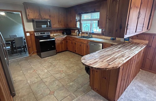 Burlington House | Cozy home in quiet cul-de-sac only 2 miles from Elon college campus.