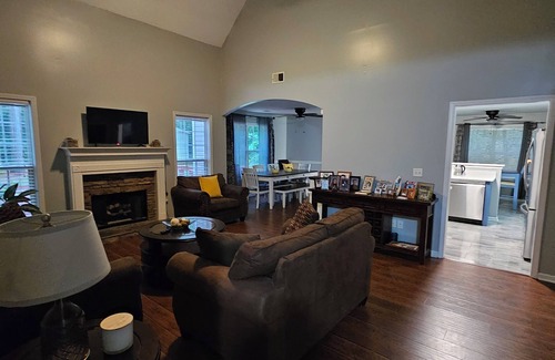 Griffin House | Cozy home in quiet Griffin neighborhood! 5 mins from restaurants and shopping.