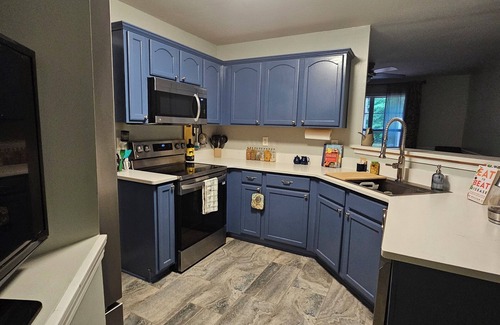 Griffin House | Cozy home in quiet Griffin neighborhood! 5 mins from restaurants and shopping.