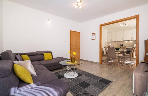 Rovanjska House | Cozy home in Rovanjska with WiFi