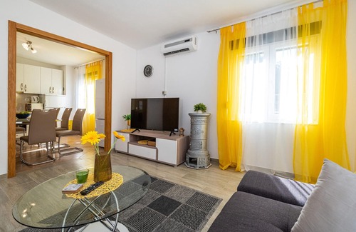 Rovanjska House | Cozy home in Rovanjska with WiFi