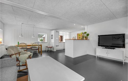 Silkeborg House | Cozy Home In Silkeborg With Kitchen