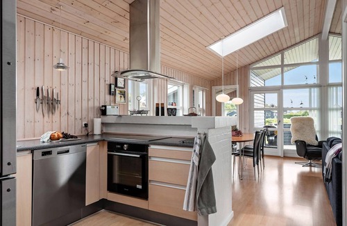 Skaven Strand House | Cozy home in Tarm with WiFi