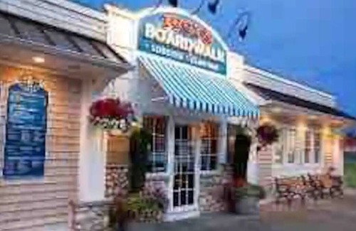 Warwick House | Cozy home minutes away from the beach (pet-friendly)