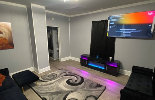 Peoria House | Cozy home N Peoria located close to the hospitals and downtown with AC, WiFi