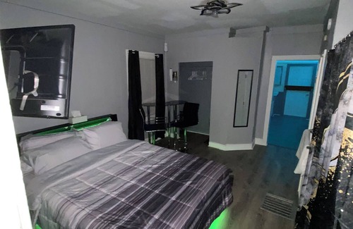 Peoria House | Cozy home N Peoria located close to the hospitals and downtown with AC, WiFi