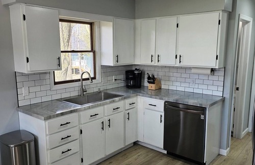 Holland House | Cozy Home Near DOWNTOWN w/HOT TUB, Fire Pit, Bikes, King Bed, and Full Kitchen