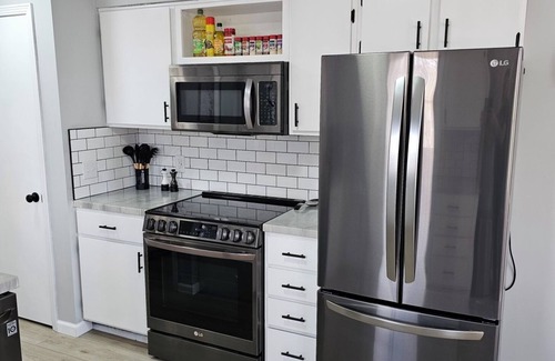 Holland House | Cozy Home Near DOWNTOWN w/HOT TUB, Fire Pit, Bikes, King Bed, and Full Kitchen