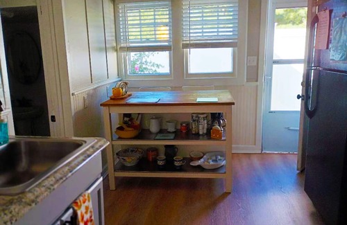 Branford Cottage | Cozy Home near private beach , close to New Haven area colleges Hospitals