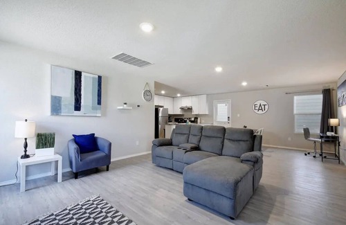 Converse House | Cozy home near Randolph AFB, BAMC, NE Methodist Hosp & Downtown SA.