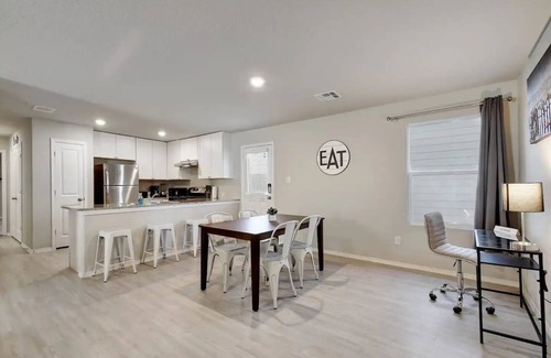 Converse House | Cozy home near Randolph AFB, BAMC, NE Methodist Hosp & Downtown SA.