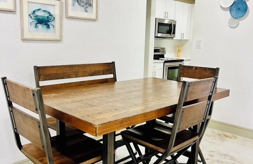 Clearwater House | Cozy Home Near the Beach + Games & Fast WiFi