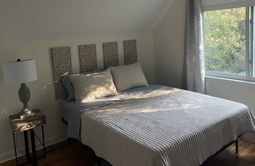 Newark House | Cozy home near UD Campus and Main Street. Quiet neighborhood, has a fireplace!
