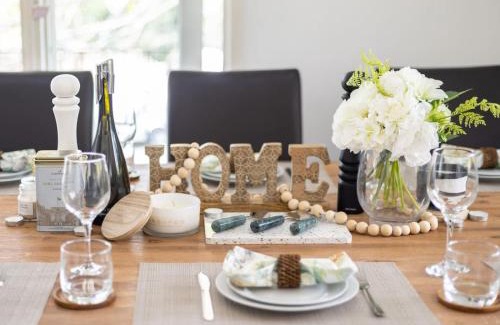 Indooroopilly House | Cozy Home Prime Spot and Near Shops