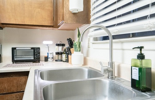 Twentynine Palms House | Cozy Home retreat Near Joshua Tree! OUTDOOR MOVIE FUN, HOT TUB, WIFI, A/C