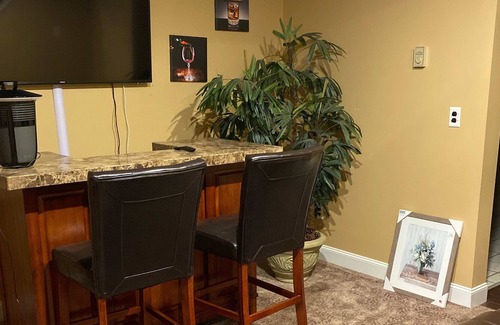 Rowland House | COZY HOME SNUGGLED BETWEEN THE MOUNTAINS AND LAKE