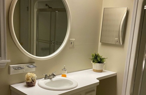 Rowland House | COZY HOME SNUGGLED BETWEEN THE MOUNTAINS AND LAKE