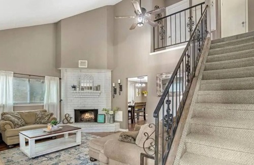 Huffman House | Cozy home w/ fast wifi, indoor fireplace in quiet cul-de-sac