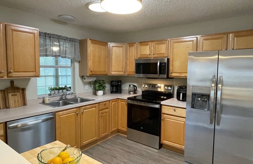 Lady Lake House | Cozy home w/golf cart, lanai, smart TVs, & prime location near town squares!