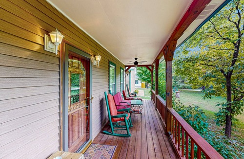 Kodak Cabin | Cozy home w/large yard, games, close to Douglas Lake - free attraction tickets