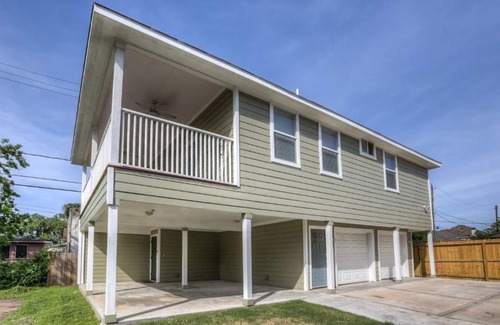 Riverside Terrace House | Cozy Home with Balcony: Near Med Center | Downtown