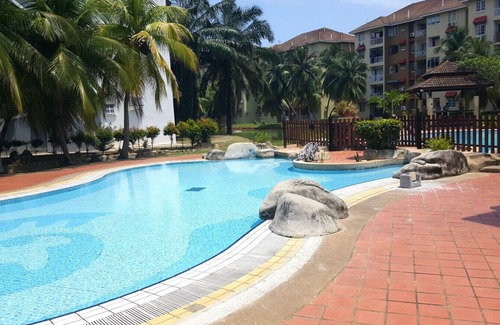 Si Rusa Apartment | Cozy home with convenient location, walking distance to the beach