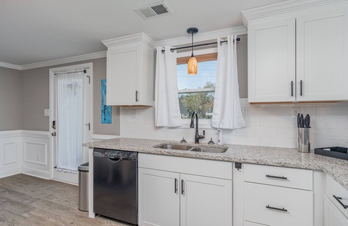 West Columbia House | Cozy home with firepit-minutes from downtown and the University of SC!